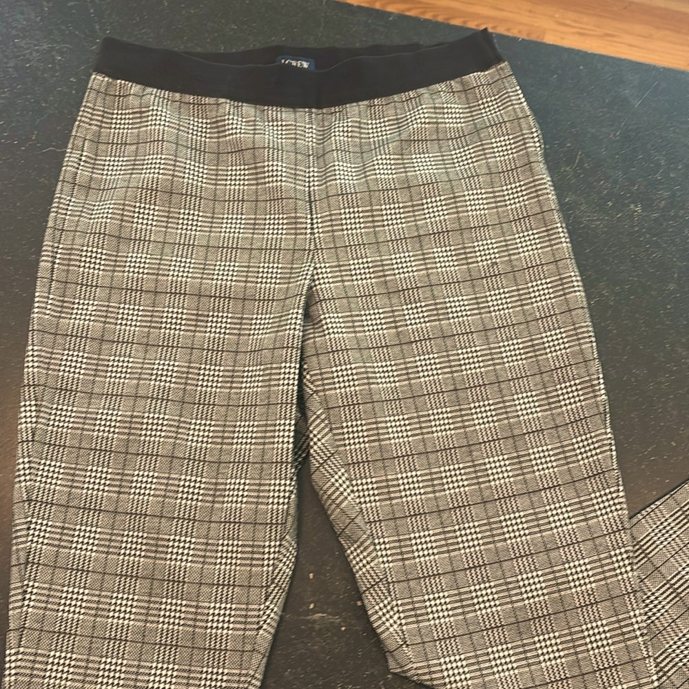 J. Crew Plaid Gigi Pant
Like new condition worn twice never put in dryer